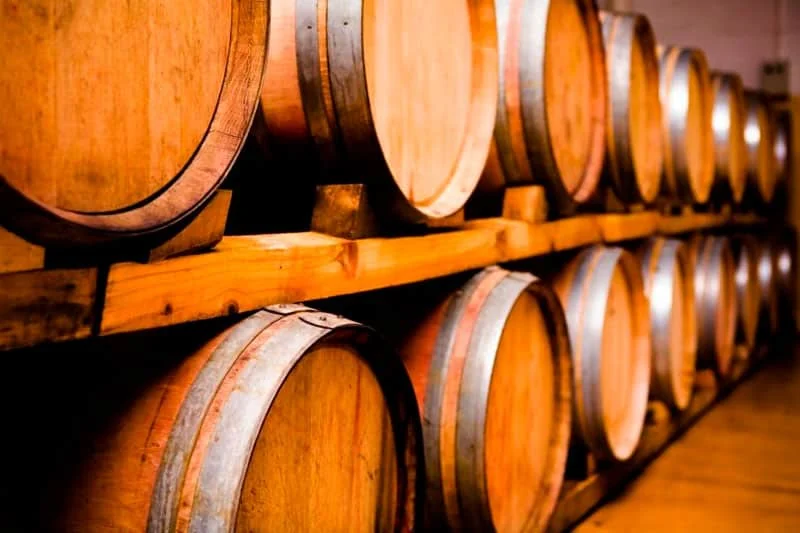 Barricas de madera en la bodega
